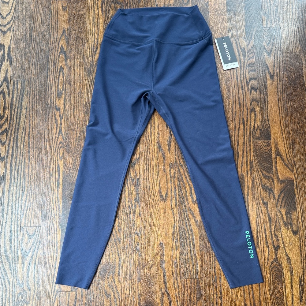 NWT Peloton Cadent Ultra High Rise 7/8” tight. Womens size small